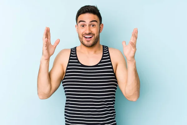 Jonge Blanke Man Geïsoleerd Blauwe Achtergrond Vieren Van Een Overwinning — Stockfoto