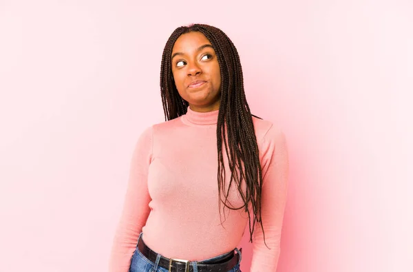 Jonge Afrikaanse Amerikaanse Vrouw Geïsoleerd Een Roze Achtergrond Dromen Van — Stockfoto
