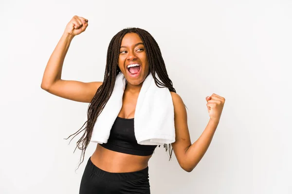 Νεαρή Αφροαμερικανίδα Αθλήτρια Απομονωμένη Υψώνοντας Γροθιά Μετά Από Μια Νίκη — Φωτογραφία Αρχείου