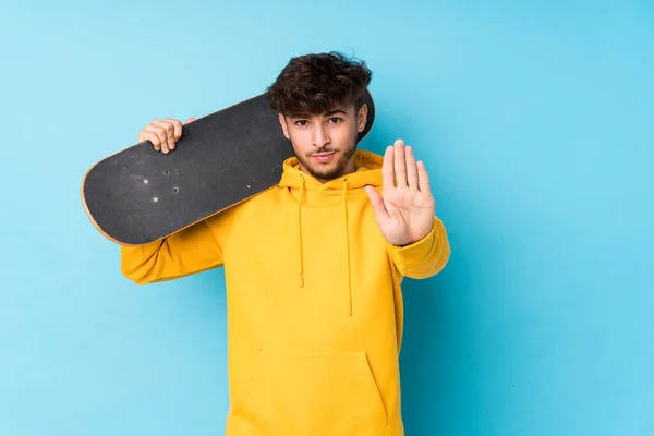 Jovem Árabe Skater Homem Isolado Com Mão Estendida Mostrando Stop — Fotografia de Stock