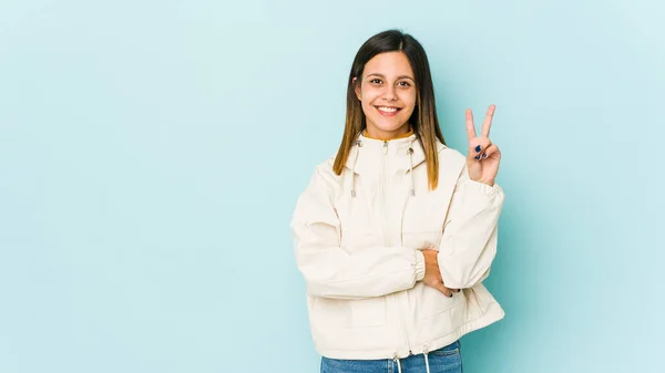 Junge Frau Auf Blauem Hintergrund Zeigt Nummer Zwei Mit Fingern — Stockfoto