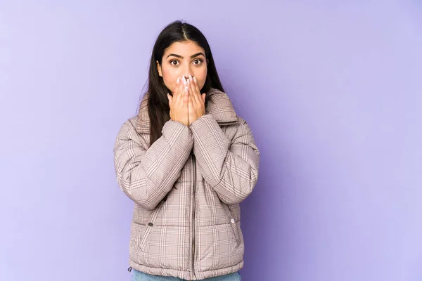 Jong Indisch Vrouw Geïsoleerd Paarse Achtergrond Geschokt Bedekking Mond Met — Stockfoto