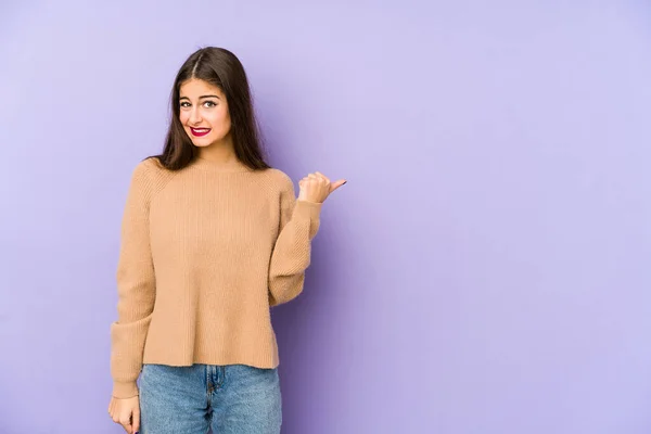 Mulher Caucasiana Jovem Isolado Fundo Roxo Chocado Apontando Com Dedos — Fotografia de Stock