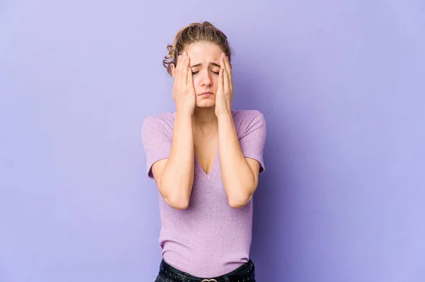 Joven Mujer Caucásica Sobre Fondo Púrpura Lloriqueando Llorando Desconsoladamente —  Fotos de Stock