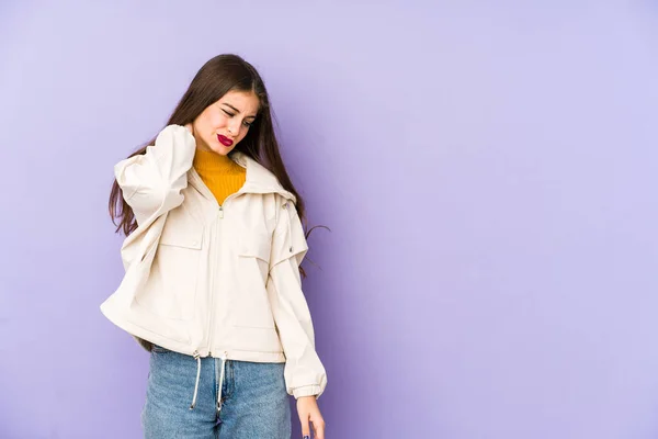 Mulher Branca Jovem Isolado Fundo Roxo Com Uma Dor Pescoço — Fotografia de Stock