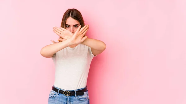 Pembe Arka Planda Izole Edilmiş Beyaz Bir Kadın Inkar Jesti — Stok fotoğraf