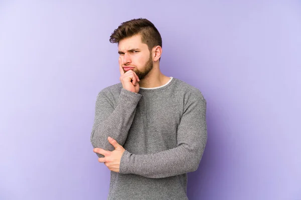 Junger Kaukasischer Mann Auf Violettem Hintergrund Isoliert Überlegt Plant Eine — Stockfoto