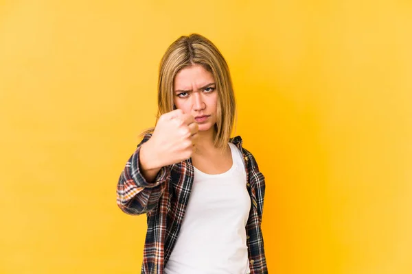 Giovane Donna Caucasica Bionda Isolata Uno Sfondo Giallo Mostrando Pugno — Foto Stock