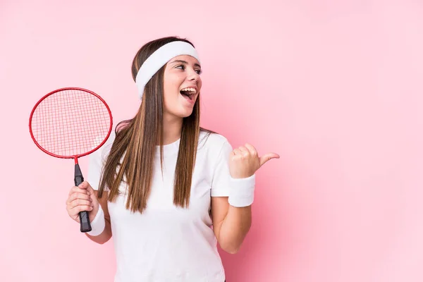 Joven Mujer Caucásica Jugando Bádminton Puntos Aislados Con Dedo Pulgar — Foto de Stock