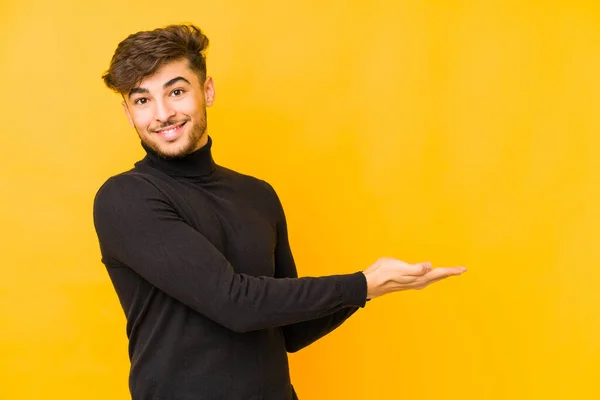 Hombre Árabe Joven Aislado Sobre Fondo Amarillo Sosteniendo Espacio Copia — Foto de Stock