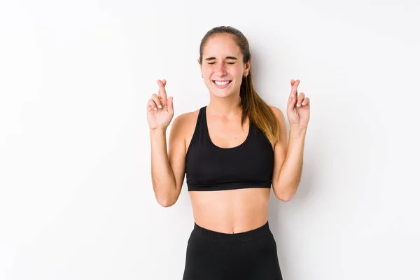 Junge Kaukasische Fitness Frau Posiert Vor Weißem Hintergrund Und Drückt — Stockfoto