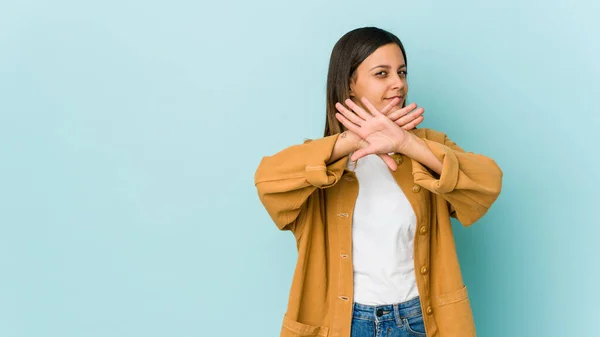 Junge Frau Isoliert Auf Blauem Hintergrund Und Macht Verleugnungsgeste — Stockfoto