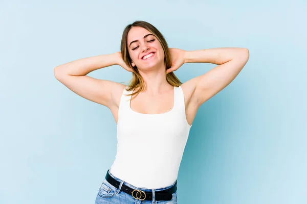 Junge Kaukasische Frau Isoliert Auf Blauem Hintergrund Ausgestreckte Arme Entspannte — Stockfoto