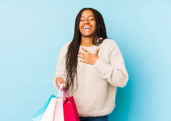 Νεαρή Αφροαμερικάνα Που Κρατάει Μια Τσάντα Για Ψώνια Απομονωμένη Γελάει — Φωτογραφία Αρχείου