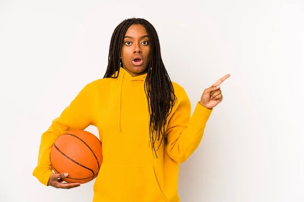 Joven Mujer Afroamericana Jugando Baloncesto Aislado Apuntando Hacia Lado — Foto de Stock