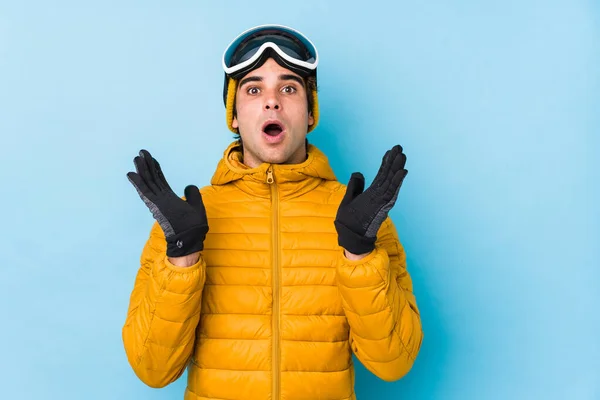 Mladý Lyžař Muž Nosí Snowboard Brýle Izolované Překvapené Šokované — Stock fotografie