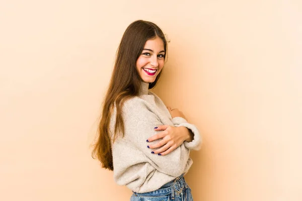 Jonge Kaukasische Vrouw Geïsoleerd Beige Achtergrond Lachen Plezier Hebben — Stockfoto