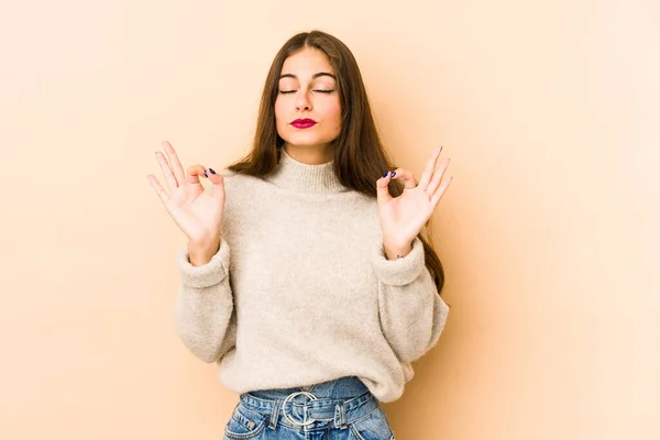 Young Caucasian Woman Isolated Beige Background Relaxes Hard Working Day — Stock Photo, Image