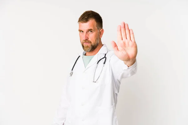 Senior Arzt Mann Isoliert Auf Weißem Hintergrund Stehend Mit Ausgestreckter — Stockfoto
