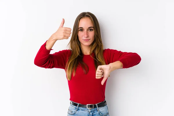 若い白人女性は親指を上げて親指を下に出し難しい選択の概念 — ストック写真