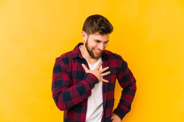 Giovane Uomo Caucasico Isolato Sfondo Giallo Ridere Tenendo Mani Sul — Foto Stock