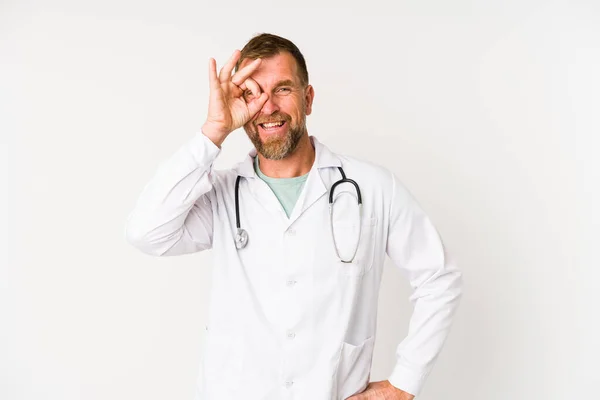 Sénior Médico Homem Isolado Fundo Branco Animado Mantendo Gesto Olho — Fotografia de Stock