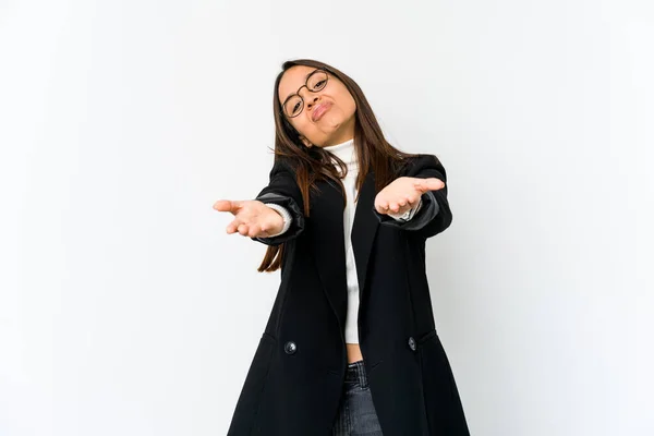 Junge Geschäftsfrau Mit Gemischter Rasse Isoliert Auf Weißem Hintergrund Faltet — Stockfoto