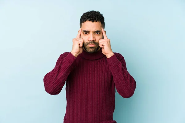 Junger Arabischer Mischlingsmann Isoliert Konzentriert Auf Eine Aufgabe Mit Erhobenem — Stockfoto