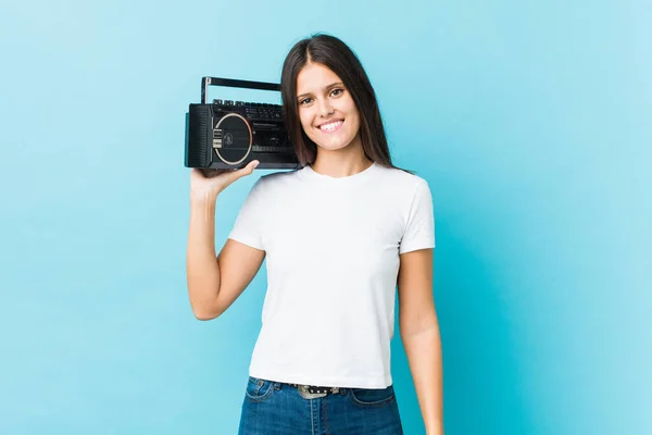 Junge Kaukasische Frau Hält Einen Guetto Blaster Glücklich Lächelnd Und — Stockfoto