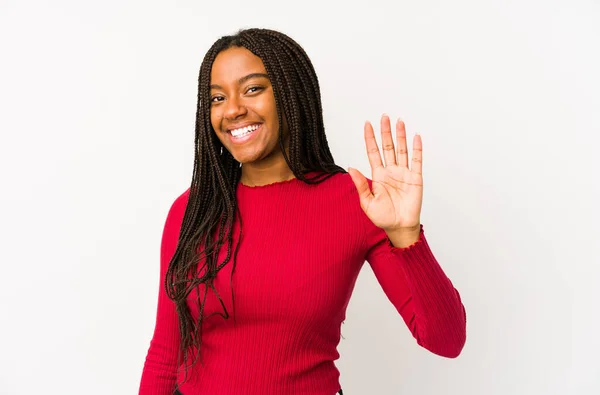 Молодая Африканская Американка Изолированная Улыбающаяся Весёлая Показывает Номер Пять Пальцами — стоковое фото