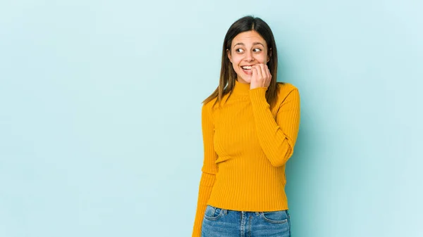 Mujer Joven Aislada Sobre Fondo Azul Mordiendo Las Uñas Nerviosa —  Fotos de Stock