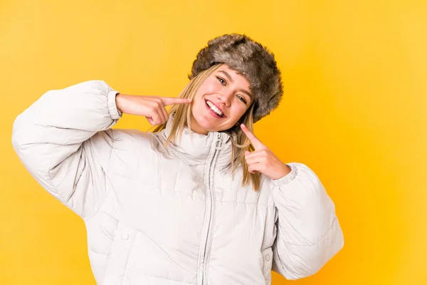 Joven Rubia Caucásica Vistiendo Una Ropa Invierno Sonrisas Aisladas Señalando —  Fotos de Stock