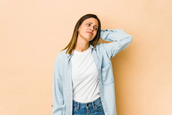 Mujer Joven Aislada Sobre Fondo Beige Cansada Muy Somnolienta Manteniendo — Foto de Stock