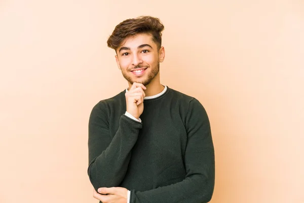 Jovem Homem Árabe Isolado Fundo Bege Sorrindo Feliz Confiante Tocando — Fotografia de Stock