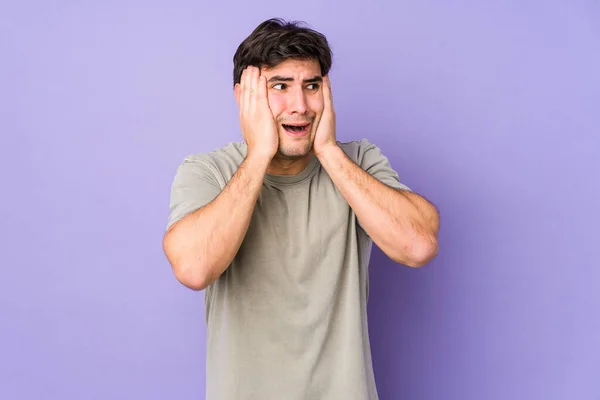 Young Man Isolated Purple Background Covering Ears Hands Trying Hear — Stock Photo, Image