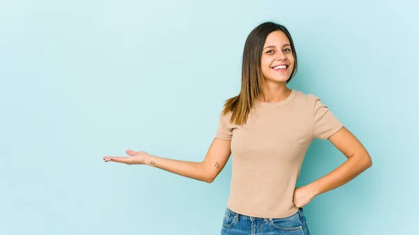 Jovem Mulher Isolada Fundo Azul Mostrando Uma Expressão Bem Vinda — Fotografia de Stock