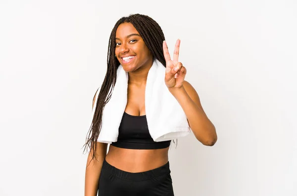 Młody Afrykański Amerykański Sport Kobieta Odizolowany Pokazując Znak Zwycięstwa Uśmiechając — Zdjęcie stockowe