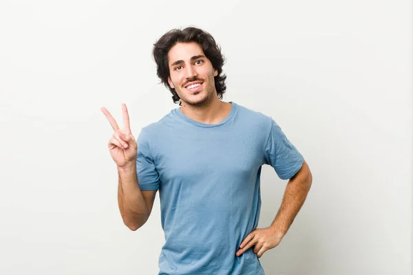 Joven Hombre Guapo Sobre Fondo Blanco Alegre Despreocupado Mostrando Símbolo — Foto de Stock