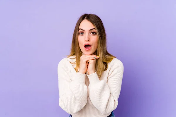 Giovane Donna Caucasica Isolata Sfondo Viola Pregando Fortuna Stupito Aprendo — Foto Stock