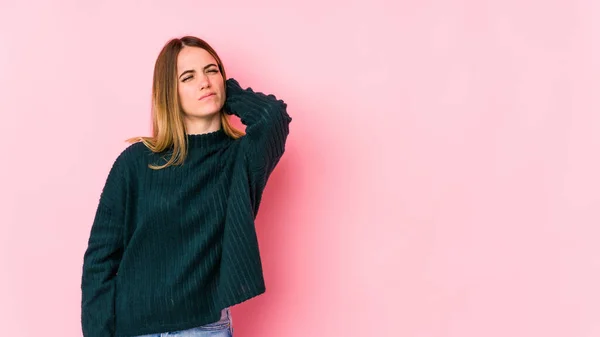 Mujer Caucásica Joven Aislada Sobre Fondo Rosa Con Dolor Cuello — Foto de Stock