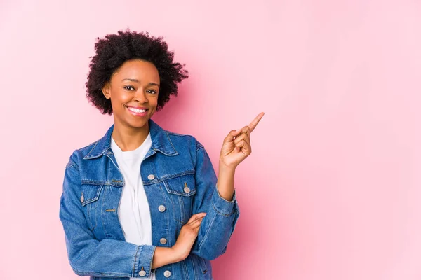 Joven Mujer Afroamericana Contra Fondo Rosa Aislado Sonriendo Alegremente Señalando — Foto de Stock