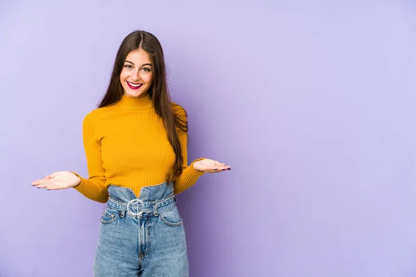 Giovane Donna Caucasica Isolata Sfondo Viola Mostrando Espressione Gradita — Foto Stock