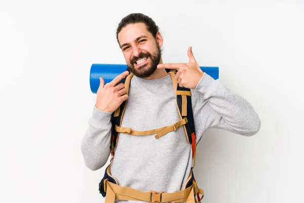 Ung Backpacker Man Isolerad Vit Bakgrund Leenden Pekar Finger Munnen — Stockfoto