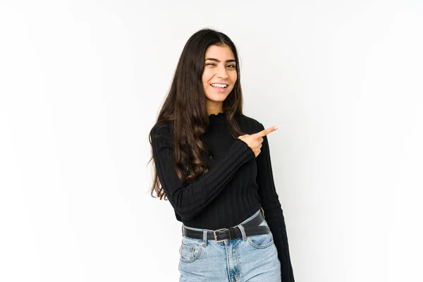 Young Indian Woman Isolated Purple Background Smiling Pointing Aside Showing — Stock Photo, Image