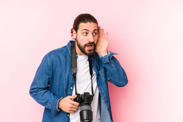 Jovem Fotógrafo Caucasiano Homem Isolado Tentando Ouvir Uma Fofoca — Fotografia de Stock