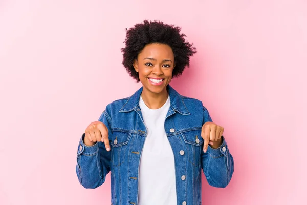 年轻的非洲裔美国女人面对着粉色的背脊孤立的点 用手指垂下 积极向上的感觉 — 图库照片