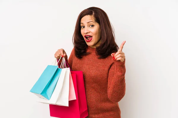 Medelålders Latinska Kvinna Som Håller Shoppingpåse Isolerad Med Idé Inspirationskoncept — Stockfoto