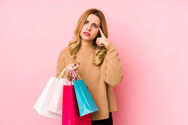 Ung Blond Kvinna Som Håller Shoppingväskor Isolerade Visar Besvikelse Gest — Stockfoto