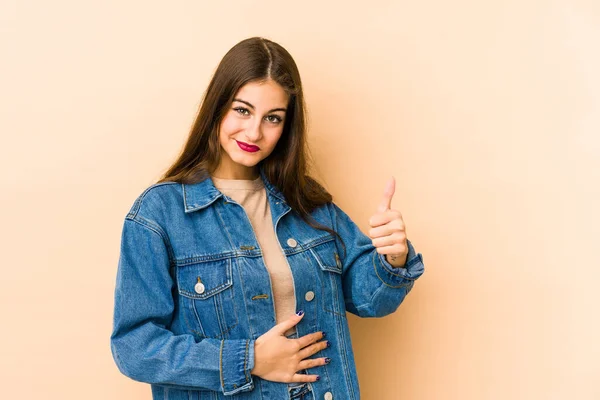 Joven Mujer Caucásica Aislada Fondo Beige Toca Barriga Sonríe Suavemente — Foto de Stock