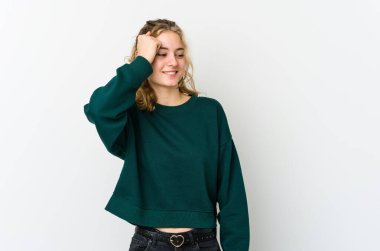 Beyaz arka plandaki beyaz kadın zaferi, tutkuyu ve coşkuyu kutluyor, mutlu bir ifade..